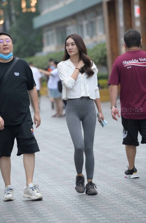 街拍灰色弹力裤美眉
