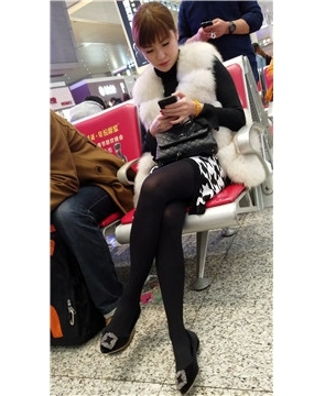 4k-高铁站候车室拍摄性感黑丝大长腿美少妇