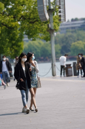 逛公园的肉色丝袜小姐姐