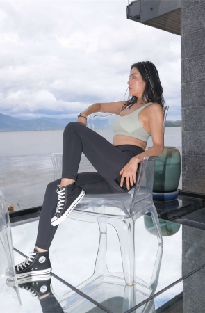 红石大理旅拍 第一篇 黑色瑜伽裤美女