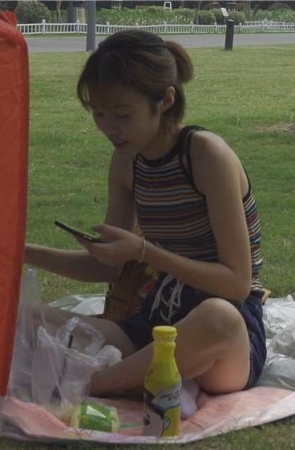 草地上的骨感美眉 [3.44 GB/mkv]