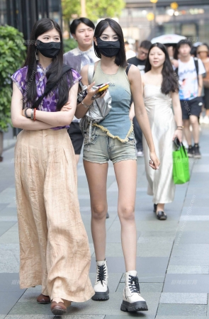 2381-3=70天然大长腿，热裤闺蜜 13P