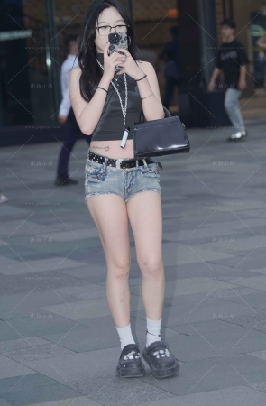 搭讪街拍紧身热裤眼镜妹