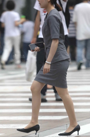 诱惑街拍肉丝高跟OL