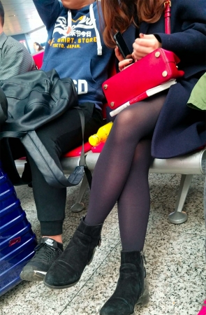 车站候车的黑色丝袜长发小少妇