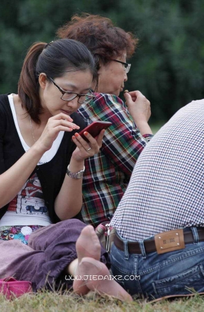 街拍透出淡淡红色的香艳短肉丝