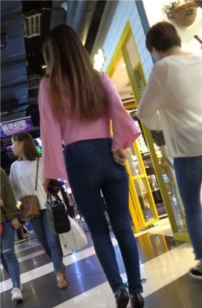 4K -粉色T恤衫紧身蓝色牛仔裤街拍极品身材高跟鞋美女[918 MB]