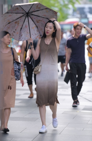 打着伞的长裙小姐姐