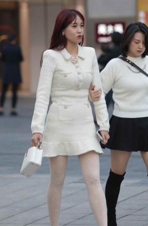 白丝街拍少妇-16P