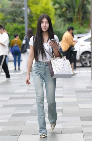 25526-5=56√紧身牛仔裤小姐姐