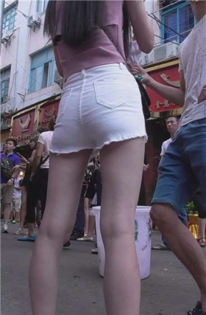 长腿白紧热裤女神逛街，丰满水蜜桃臀 [514 MB]