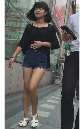 小巧玲珑的热裤蓝牛美女