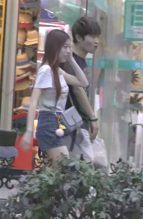 热裤美女和男友一起逛街
