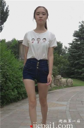 白皙美腿破高跟鞋苗条妹子公园模拍 [3.38 GB]