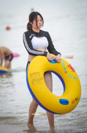 白嫩圆润 海边戏水