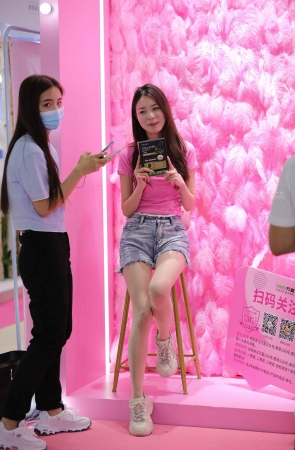 热 裤肉 丝美眉拉丝了