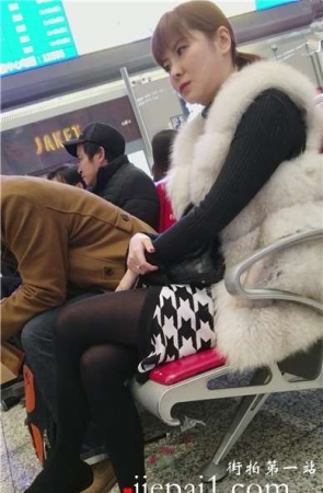 4k-高铁站候车室拍摄性感黑丝大长腿美少妇