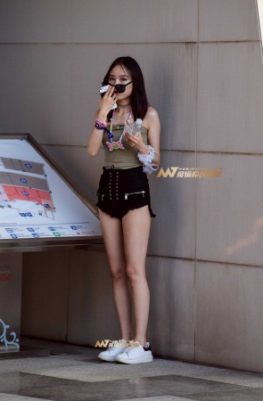 黑色热裤美女性感月牙