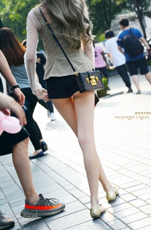 咔喳赛帖 —–肉感小紧臀