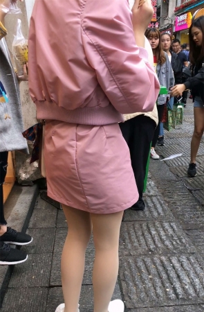 粉红色包臀短裙美眉