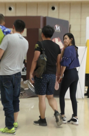 黑色紧身裤运动鞋美臀