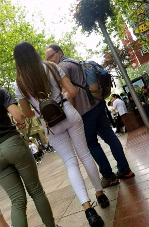 白T恤街拍紧身白裤长发女孩