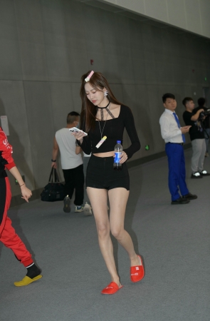 241220-31=55√这热裤，这美腿，我们同居吧！ 12P