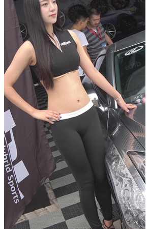 黑色紧身裤露腰车模美女