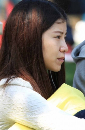 街拍长发MM的玲珑黑丝小脚