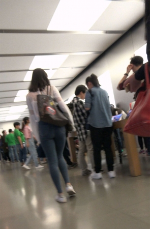 白衬衫紧身蓝牛街拍美臀美女姐姐2