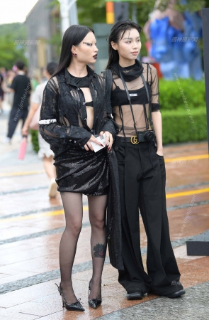 23917-2=82√性感前卫黑丝女生 14P