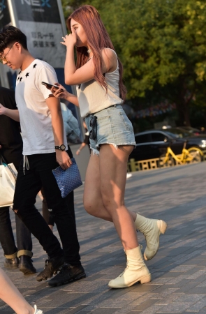 热裤月牙小姐姐