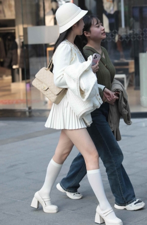 白丝街拍少妇-14P