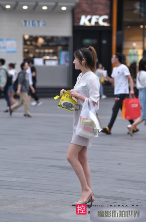 磕瓜子的凉拖美女3A2915[148M]