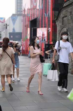 漂亮的粉裙小姐姐