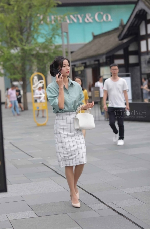街拍格子裙肉丝高跟美女