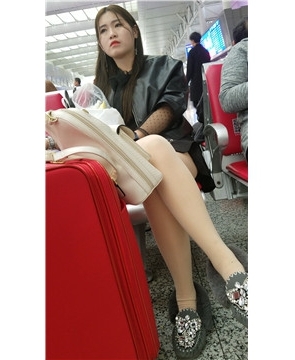 4k-高铁站候车室拍摄性感肉丝打底裤美女