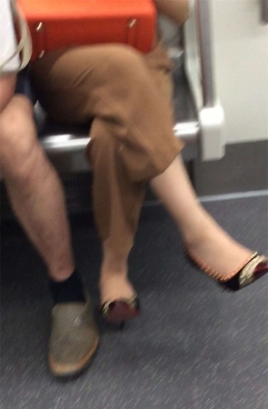 地铁上的高跟鞋靓妹