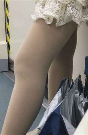 地铁超近拍摄美腿肉丝袜短裙美女