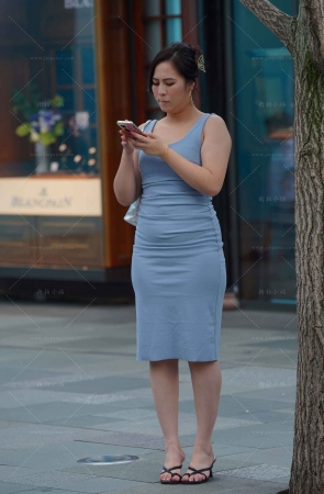 风韵的蓝色裙美腿朲槭逛街 【图片➕视频】