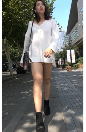 听歌的白衣小姐姐[954M/MP4]