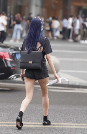 清秀的背包女孩