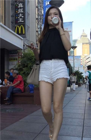 4K 跟拍白短热裤标准身材美腿美女 2  [846 MB]