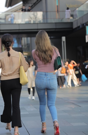 气质紧牛 甜美笑容 优雅而性感