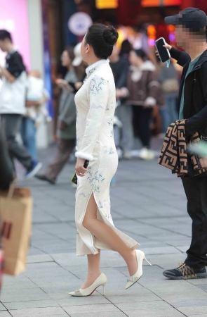 旗袍街拍肉丝高跟-13P