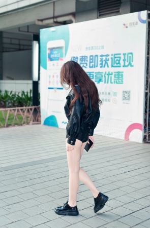 冰冰儿皮短裤肉丝美腿街拍