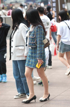 诱惑肉丝街拍高跟少妇