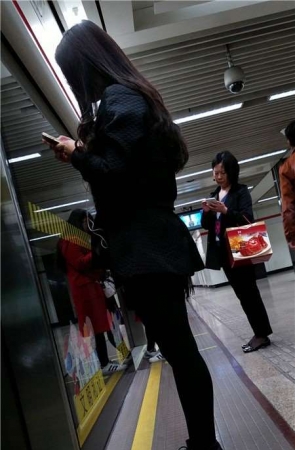 4K – 等地铁偶遇好身材黑色裤袜美腿漂亮小姐姐