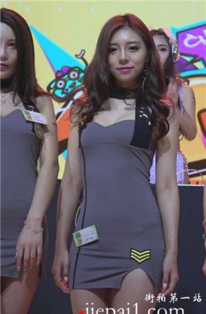 性感美腿包臀裙美女姐姐，笑容很甜美。