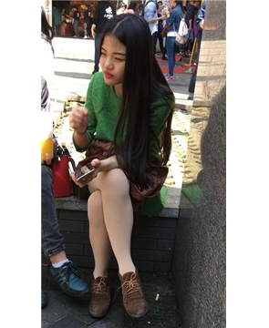 高清街拍丝足美眉吃雪糕，跟男友你一口我一口真羡慕